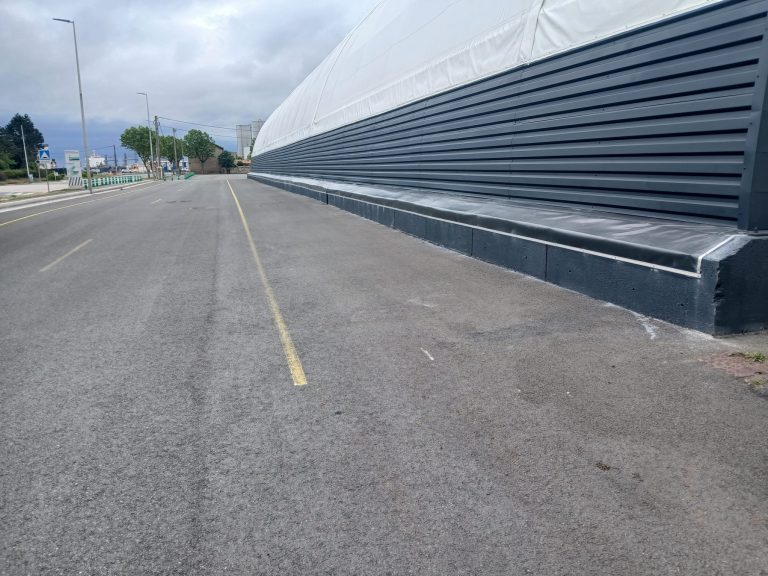 Bâtiment de stockage textile – détail du muret – Charente-Maritime (17)