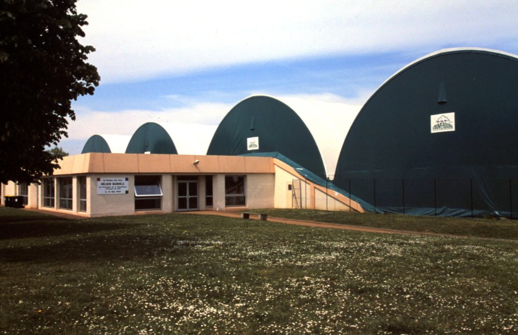 Structures textiles en arcs accolées à un bâtiment – Val-de-Marne (94)