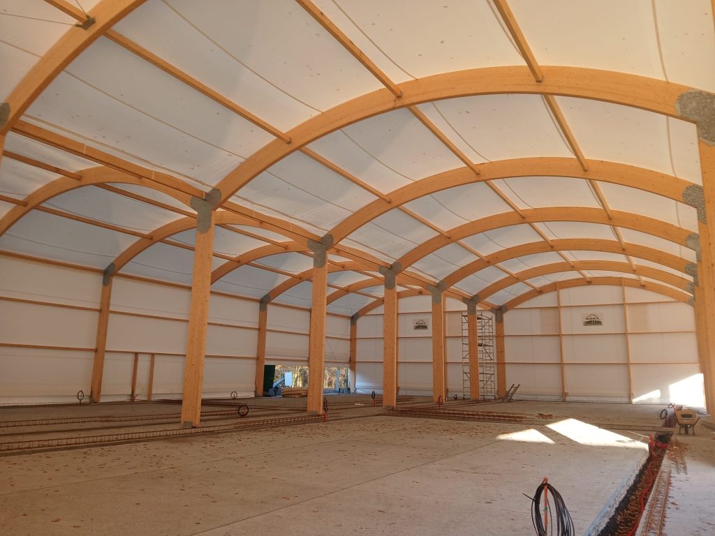 Terrains de padel couverts par une couverture textile sur portiques en bois lamellé-collé – vue intérieure – Val-de-Marne (94)