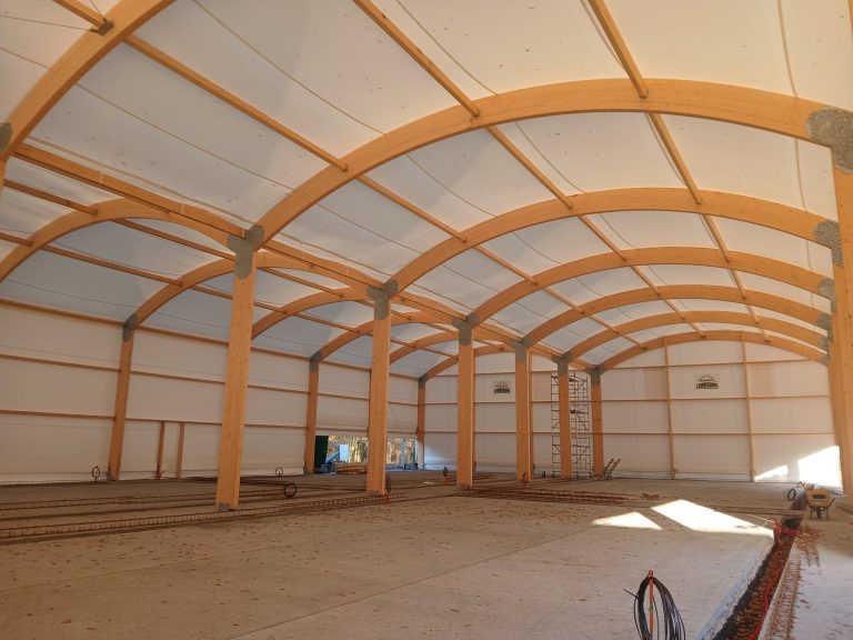 Terrains de padel couverts par une couverture textile sur portiques en bois lamellé-collé – vue intérieure – Val-de-Marne (94)