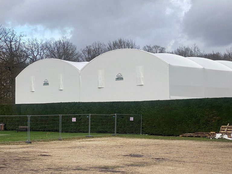 Terrains de padel couverts par une couverture textile sur portiques en bois lamellé-collé – vue extérieure – Val-de-Marne (94)