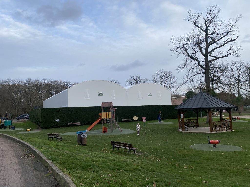 Terrains de padel couverts par une couverture textile sur portiques en bois lamellé-collé – vue extérieure – Val-de-Marne (94)