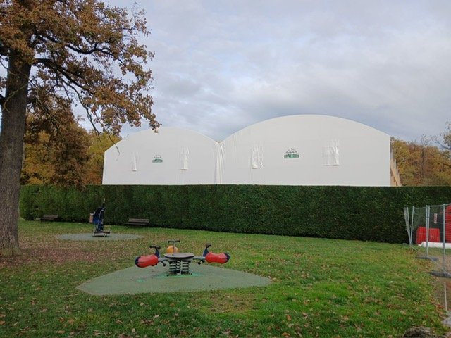 Terrains de padel couverts par une couverture textile sur portiques en bois lamellé-collé – vue du pignon – Val-de-Marne (94)