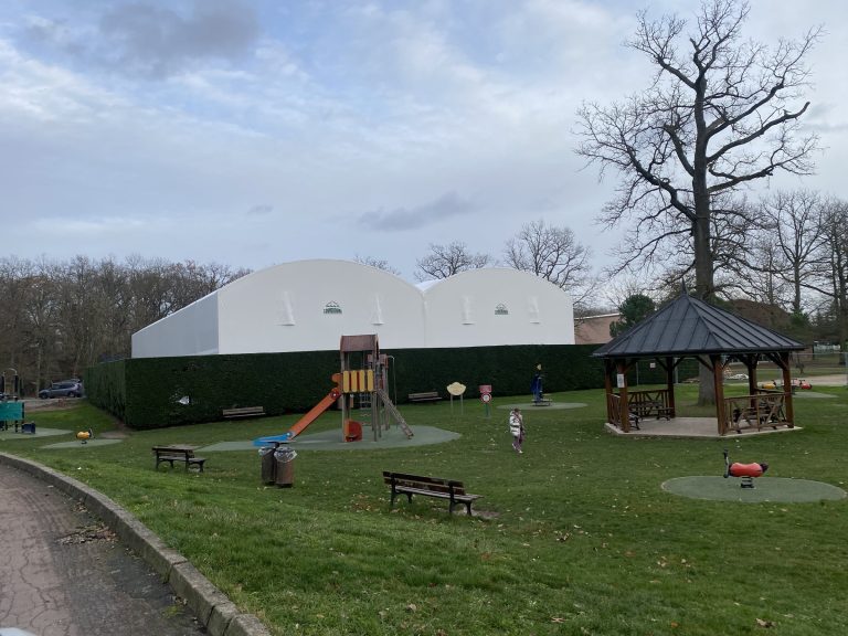 Terrains de padel couverts par une couverture textile sur portiques en bois lamellé-collé – vue extérieure – Val-de-Marne (94)