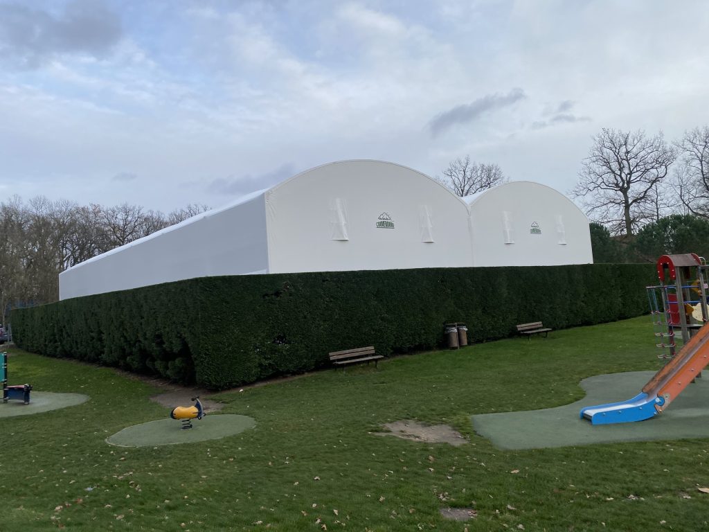 Terrains de padel couverts par une couverture textile sur portiques en bois lamellé-collé – vue extérieure – Val-de-Marne (94)