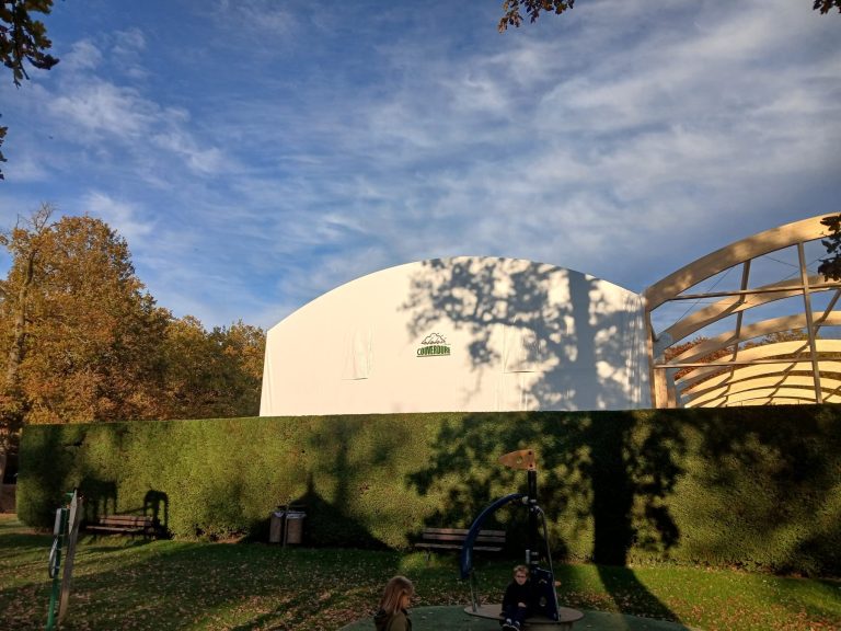 Terrains de padel couverts par une couverture textile sur portiques en bois lamellé-collé – pose des pignons – Val-de-Marne (94)