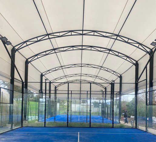 Terrains de padel semi-couverts par une couverture textile sur structure acier – Yvelines (78)