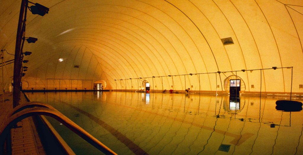 Bassin couvert par une structure gonflable (bulle) – vue intérieure