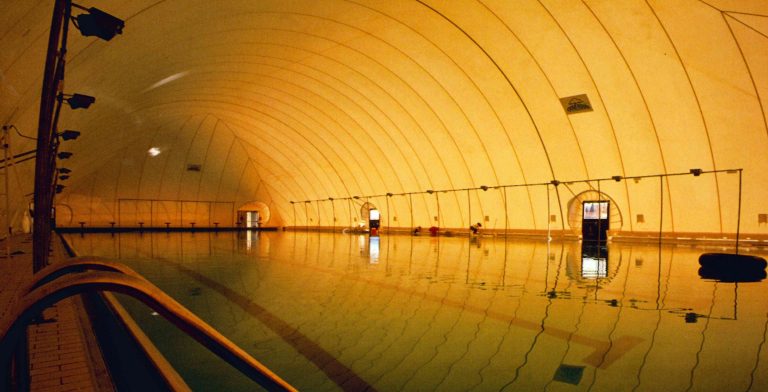 Bassin couvert par une structure gonflable (bulle) – vue intérieure