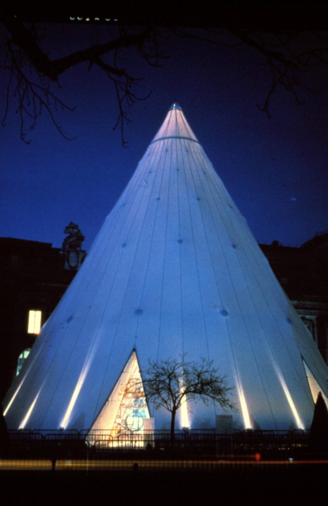 Structure textile tendue – éclairage de nuit