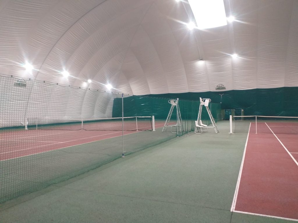 Deux courts de tennis couverts par une structure gonflable (bulle) – Essonne (91)