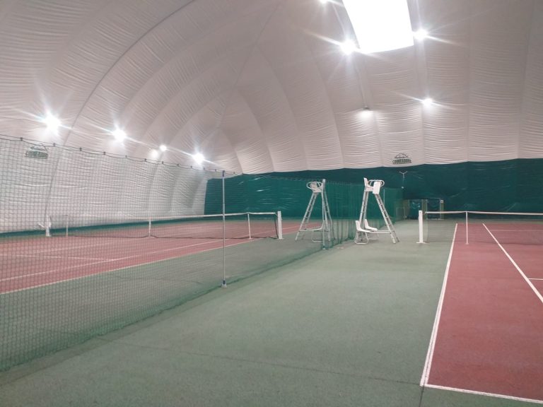 Deux courts de tennis couverts par une structure gonflable (bulle) – Essonne (91)