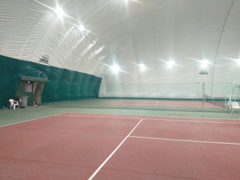 Deux courts de tennis couverts par une structure gonflable (bulle) – Essonne (91)
