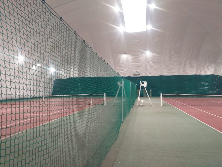 Deux courts de tennis couverts par une structure gonflable (bulle) – filets séparatifs – Essonne (91)