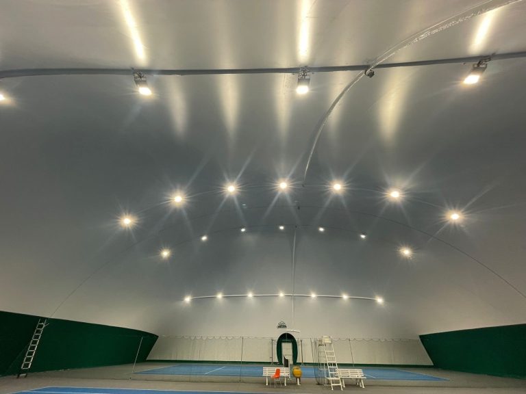 Deux courts de tennis couverts par une structure gonflable (bulle) – éclairage LED