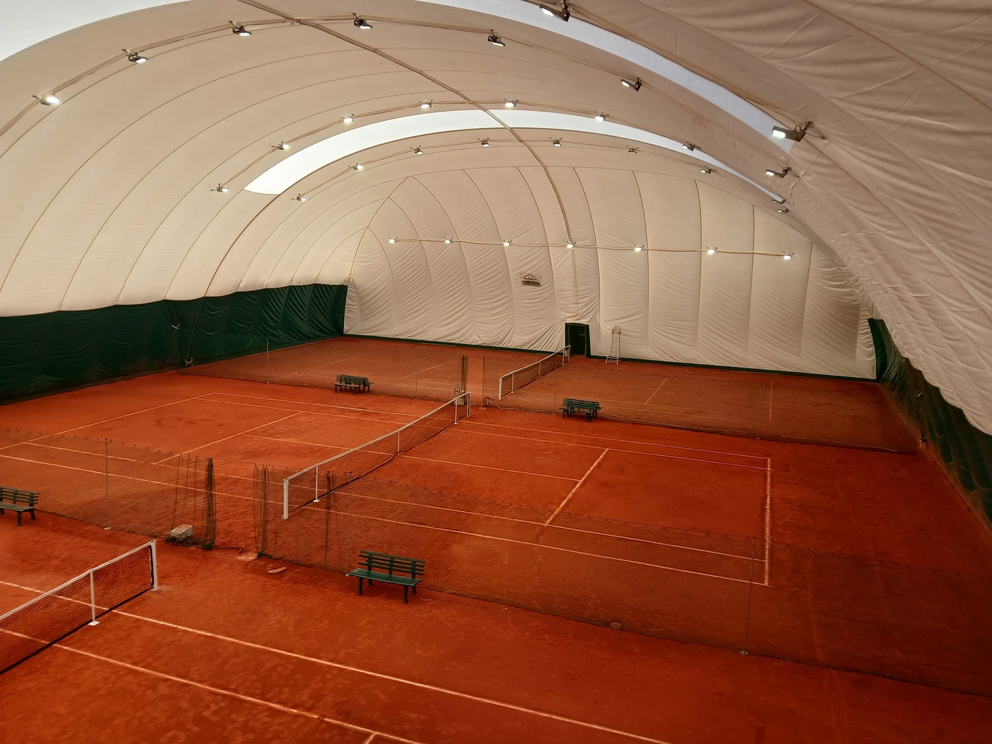 Trois courts de tennis couverts par une structure gonflable (bulle) avec puits de lumière – terre battue – Val-de-Marne (94)