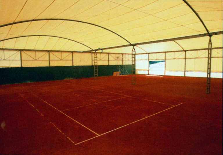Court de tennis couvert par une couverture textile – terre battue