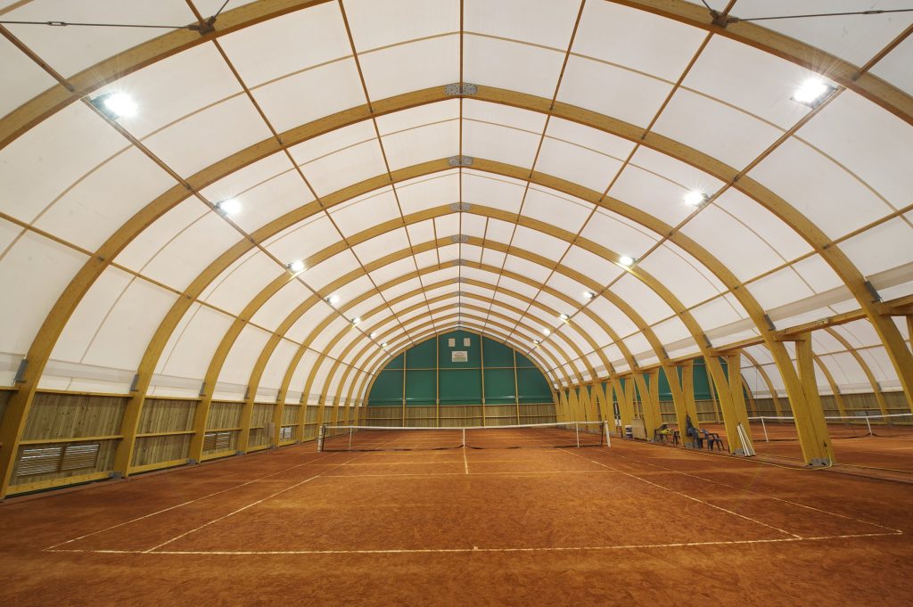Court de tennis couvert par une couverture textile sur portiques en bois lamellé-collé – Maine-et-Loire (49)
