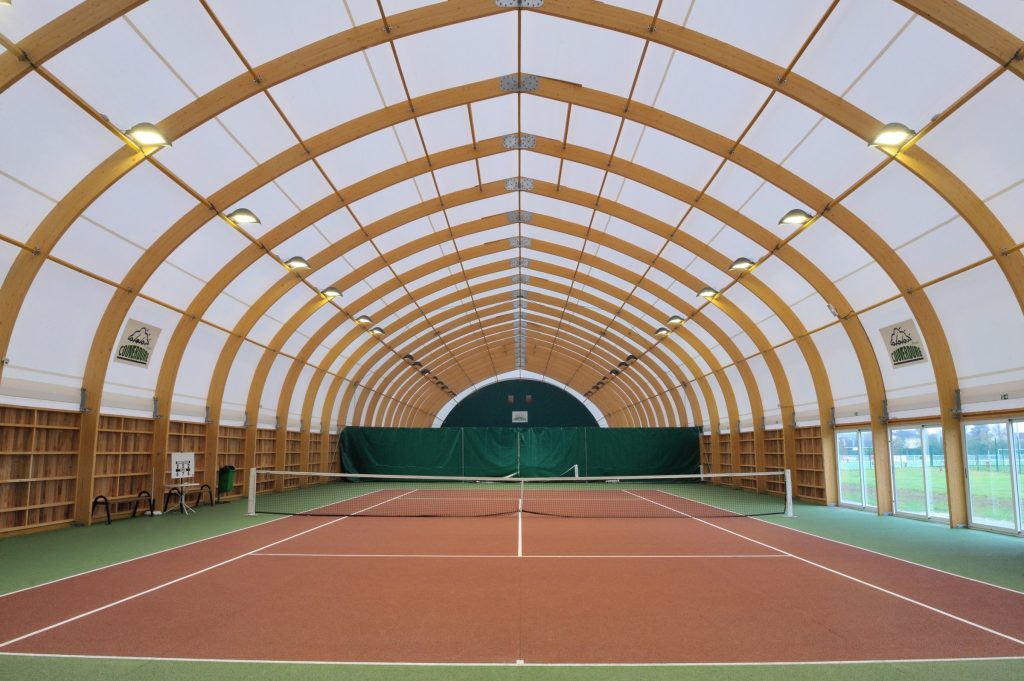 Court de tennis couvert par une couverture textile sur portiques en bois lamellé-collé – Seine-et-Marne (77)