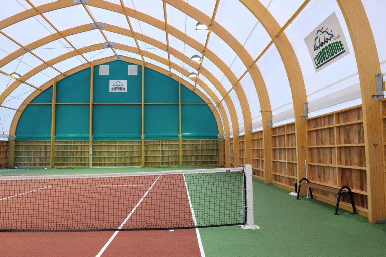 Court de tennis couvert par une couverture textile sur portiques en bois lamellé-collé – Seine-et-Marne (77)