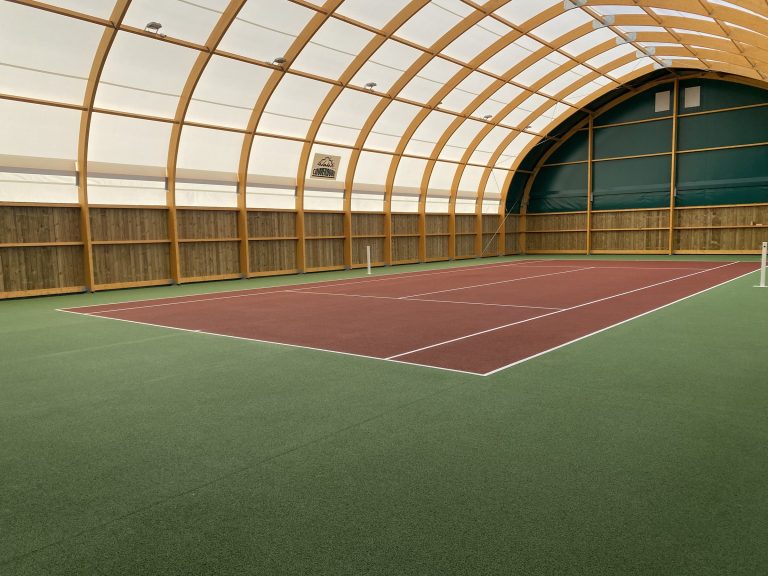Court de tennis couvert par une couverture textile sur portiques en bois lamellé-collé – Seine-et-Marne (77)