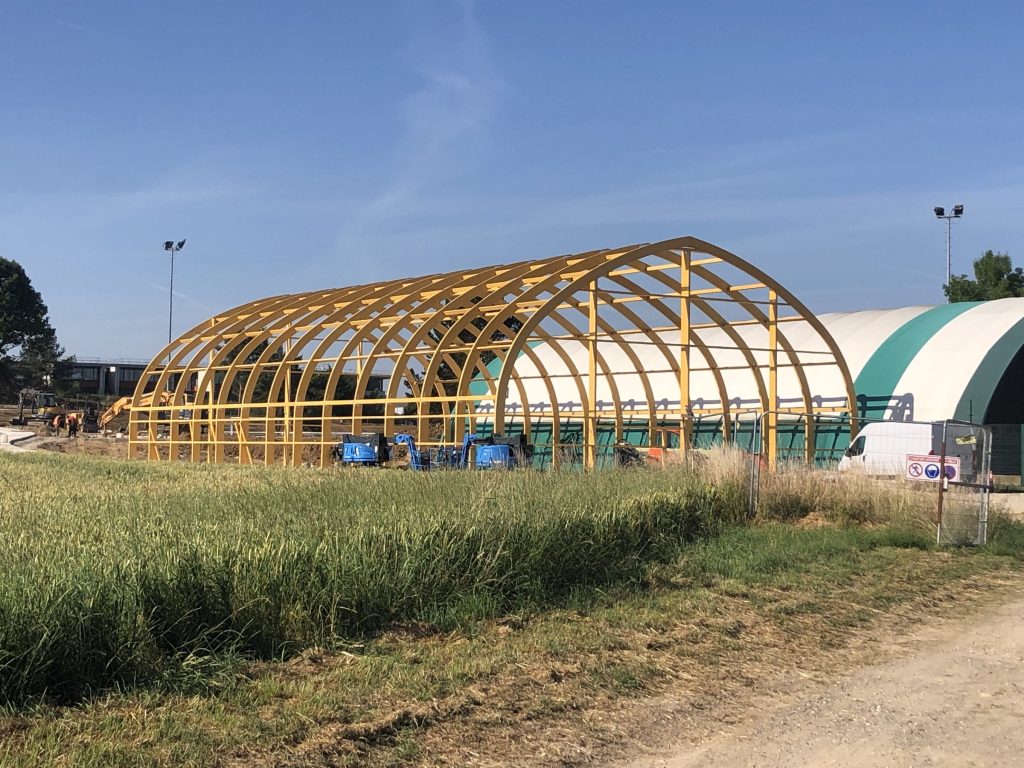 Court de tennis couvert par une couverture textile sur portiques en bois lamellé-collé – montage de la structure – Seine-et-Marne (77)