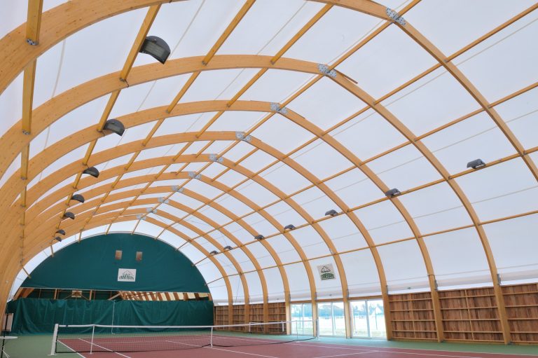 Court de tennis couvert par une couverture textile sur portiques en bois lamellé-collé – Seine-et-Marne (77)