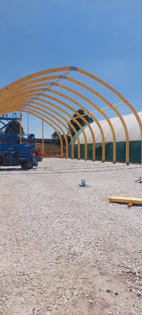 Court de tennis couvert par une couverture textile sur portiques en bois lamellé-collé – montage de la structure – Seine-et-Marne (77)