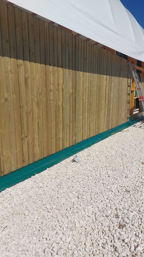Court de tennis couvert par une couverture textile sur portiques en bois lamellé-collé – montage de la structure – Seine-et-Marne (77)