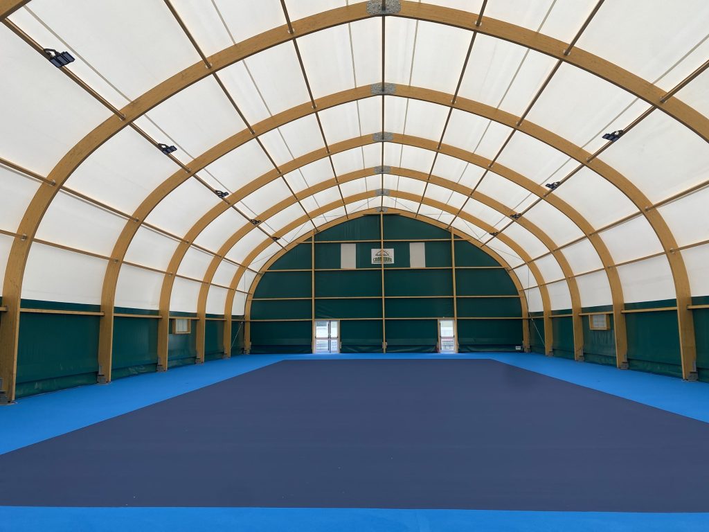 Court de tennis couvert par une couverture textile sur portiques en bois lamellé-collé – Val-d'Oise (95)
