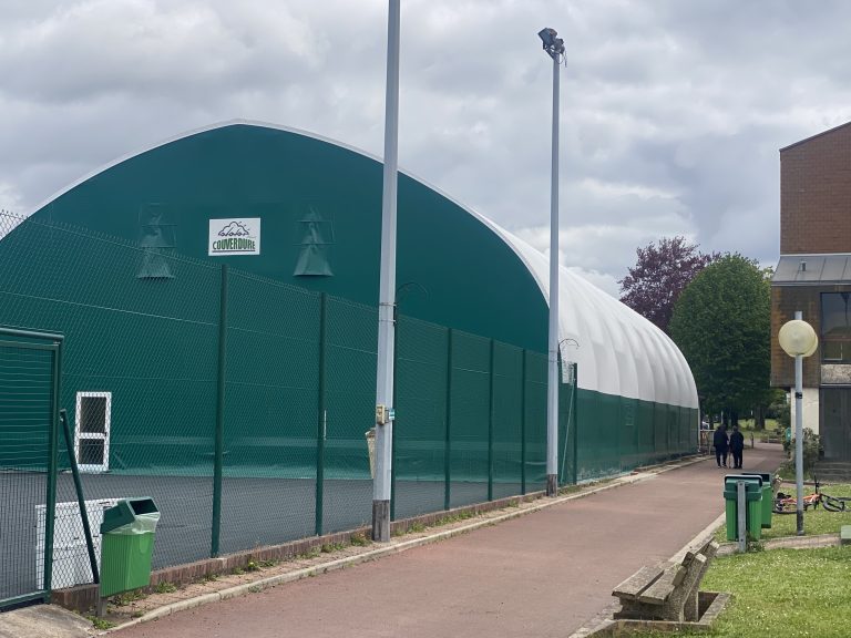 Court de tennis couvert par une couverture textile sur portiques en bois lamellé-collé – vue extérieure – Val-d'Oise (95)