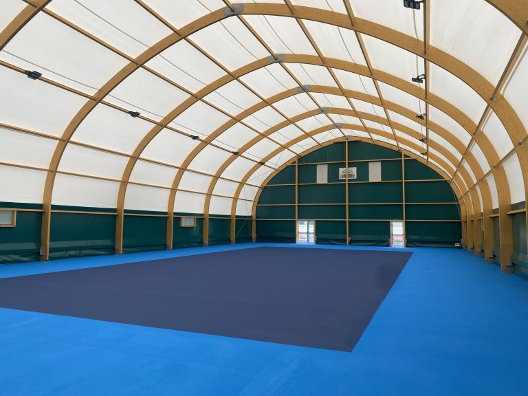 Court de tennis couvert par une couverture textile sur portiques en bois lamellé-collé – Val-d'Oise (95)