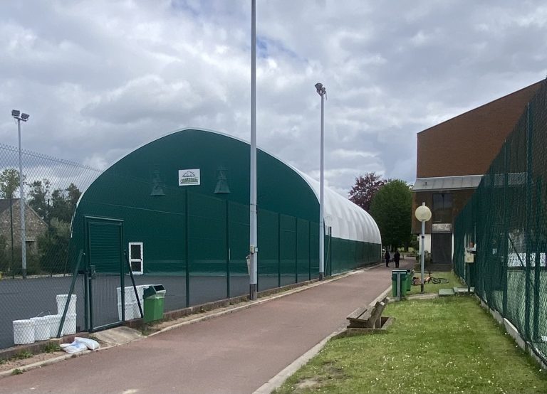 Court de tennis couvert par une couverture textile sur portiques en bois lamellé-collé – vue extérieure – Val-d'Oise (95)