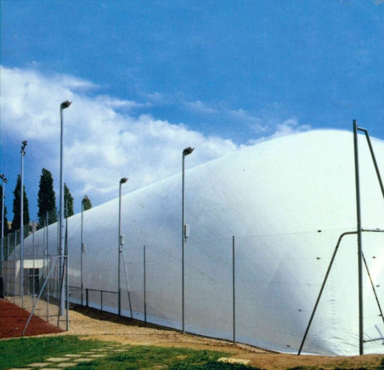 Court de tennis couvert par une structure gonflable (bulle) – vue extérieure