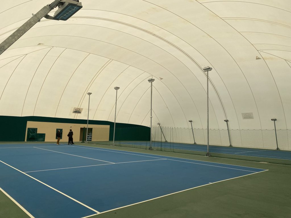 Court de tennis couvert par une structure gonflable (bulle) – mâts d’éclairage escamotables