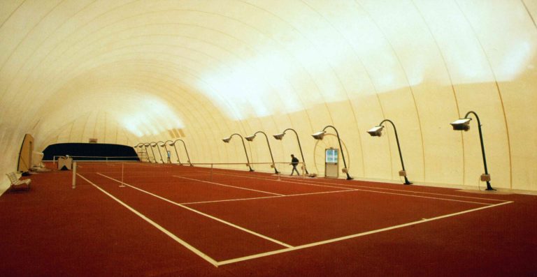 Court de tennis couvert par une structure gonflable (bulle) – terre battue